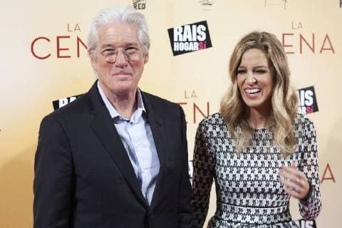 Richard Gere mit Freundin Alejandra Silva bei der Premiere des Kinofilms La cena The Dinner im Cine Vapitol. Madrid, 11.12.2017 Richard Gere mit Freundin Alejandra Silva