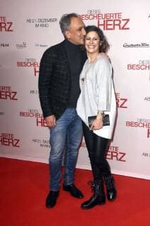 Funda Vanroy mit Ehemann Sanjiv Singh bei der Premiere des Kinofilms Dieses bescheuerte Herz im Mathäser Filmpalast. München, 11.12.2017