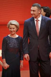 Bundesverteidigungsministerin Ursula von der LEYEN, Boxer Vitali KLITSCHKO, Ein Herz fuer Kinder - TV Spendengala in Berlin, Deutschland am 09.12.2017. Poolfoto! *** Federal Defense Minister Ursula von der LEYEN Boxer Vitali KLITSCHKO A heart for children TV donation gala in Berlin Germany on 09 12 2017 Pool photo
