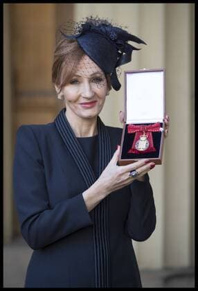 . 12 12 2017. London, United Kingdom. J K Rowling with The Order of The Companions of Honour at an Investiture at Buckingham Palace in London  xStephenxLockx xi-Imagesx IIM-16563-0001