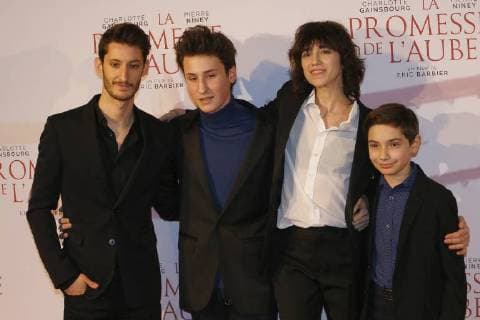 La Promesse de l Aube Premiere in Paris Pierre Niney - Nemo Schiffman - Charlotte Gainsbourg - Pawel Puchalski CELEBRITES : Avant Premiere la Promesse de l Aube - Paris - 12 12 2017 MichaelBaucher Panoramic 