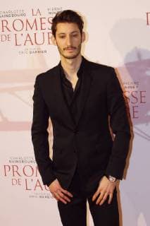 La Promesse de l Aube Premiere in Paris Pierre Niney CELEBRITES : Avant Premiere la Promesse de l Aube - Paris - 12 12 2017 MichaelBaucher Panoramic 