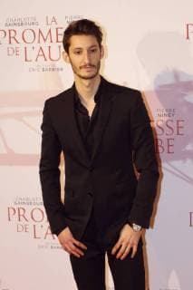La Promesse de l Aube Premiere in Paris Pierre Niney CELEBRITES : Avant Premiere la Promesse de l Aube - Paris - 12 12 2017 MichaelBaucher Panoramic 