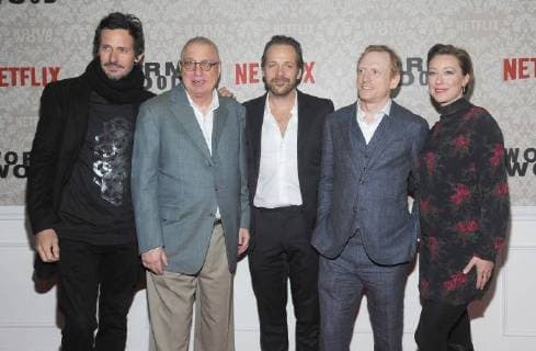 Bilder des Tages NEW YORK, NY - DECEMBER 12: Christian Camargo, Errol Morris, Peter Sarsgaard, Scott Shepherd and Molly Parker attend the Wormwood New York premiere at The Campbell on December 12, 2017 in New York City. Copyright: xJohnxPalmerx