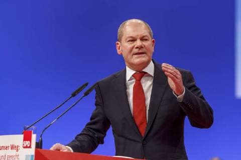 Olaf Scholz DEU Berlin Â Paul Weisflog Olaf Scholz, Erster Bürgermeister von Hamburg, ist Landesvorsitzender der SPD Hamburg und stellvertretender Bundesvorsitzender der Sozialdemokratischen Partei Deutschlands - Rede beim SPD -Bundesparteitag in Berlin; Ordentlicher Bundesparteitag der SPD Dezember 2017 in Berlin: Der Bundesparteitag der SPD stand nach dem schmerzhaften Ergebnis bei der Bundestagswahl und mitten in der Frage nach einer Beteiligung an einer Regierung vor großen Herausforderungen. 600 Delegierte und der Parteivorstand diskutierten in Berlin leidenschaftlich über neue Wege. (