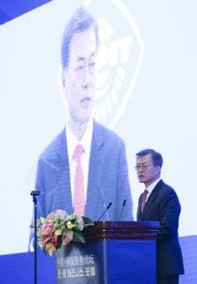 (171213) -- BEIJING, Dec. 13, 2017 -- South Korean President Moon Jae-in addresses the China-South Korea business forum in Beijing, capital of China, Dec. 13, 2017. Chinese Vice Premier Zhang Gaoli and Moon Jae-in attended the forum. ) (dhf) CHINA-SOUTH KOREA-BUSINESS FORUM (CN) YaoxDawei 