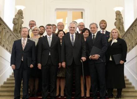Bilder des Tages Czech President Milos Zeman (center) appointed one-colour government headed by Andrej Babis (ANO) in Prague, Czech Republic, on December 13, 2017. It is comprised of nine new and five current ministers. On the photo are seen all ministers at the Prague Castle. (CTKxPhoto KaterinaxSulova) CTKPhotoP201712130687701  _SUK8607