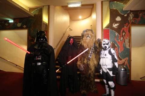 fans deguises en personnages de star wars NEWS: Avant premiere Star Wars Les derniers Jedi au Grand Rex - Paris - 13 12 2017 CleaCastel Panoramic 
