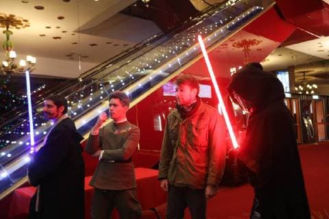 fans deguises en personnages de star wars NEWS: Avant premiere Star Wars Les derniers Jedi au Grand Rex - Paris - 13 12 2017 CleaCastel Panoramic 