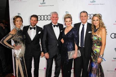 Philip Greffenius mit Ehefrau Evelyne, Alexander Schuhmacher (Audi Deutschland) mit Ehefrau Stefanie, Audi Generation Award 2017 im Hotel Bayerischer Hof in Muenchen am 13.12.2017