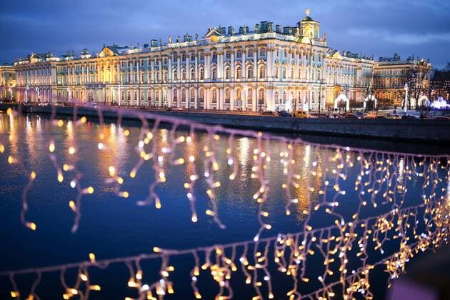 ST PETERSBURG, RUSSIA â€“ DECEMBER 14, 2017: Christams lights on Palace Bridge with the State Hermitage Museum in the background. Peter Kovalev TASS  TS06D2F8