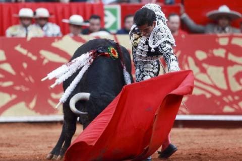 Joselito Adame beim Charity-Stierkampf zugunsten der Erdbebenopfer in der Stierkampfarena La Monumental. Mexiko-Stadt, 13.12.2017 Joselito Adame