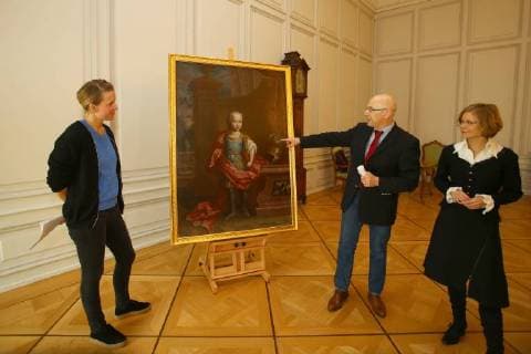 Bildnis Kurfürst Carls Theodor Mannheim. 14.12.17 Barockschloss Mannheim. Der künftige Herrscher im Alter von acht Jahren: Das rare Bildnis des späteren Kurfürsten Carl Theodor, am Anfang des Jahres von den Staatlichen Schlösser und Gärten Baden-Württemberg erworben, ist jetzt frisch restauriert in Schloss Mannheim zu erleben. Michael Hörrmann, der Geschäftsführer der Staatlichen Schlösser und Gärten, stellte das Gemälde aus dem 18. Jahrhundert heute gemeinsam mit Dr. Uta Coburger (m), der zuständigen Konservatorin der Staatlichen Schlösser und Gärten, sowie der Restauratorin Elisabeth George (li) bei einem Ortstermin im Schloss vor. , Mannheim Baden-Württemberg Deutschland