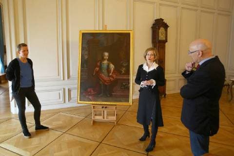 Bildnis Kurfürst Carls Theodor Mannheim. 14.12.17 Barockschloss Mannheim. Der künftige Herrscher im Alter von acht Jahren: Das rare Bildnis des späteren Kurfürsten Carl Theodor, am Anfang des Jahres von den Staatlichen Schlösser und Gärten Baden-Württemberg erworben, ist jetzt frisch restauriert in Schloss Mannheim zu erleben. Michael Hörrmann, der Geschäftsführer der Staatlichen Schlösser und Gärten, stellte das Gemälde aus dem 18. Jahrhundert heute gemeinsam mit Dr. Uta Coburger (m), der zuständigen Konservatorin der Staatlichen Schlösser und Gärten, sowie der Restauratorin Elisabeth George (li) bei einem Ortstermin im Schloss vor. , Mannheim Baden-Württemberg Deutschland