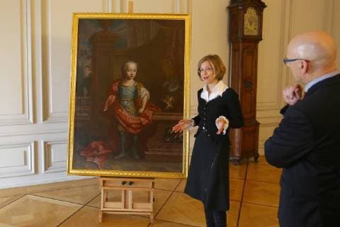 Bildnis Kurfürst Carls Theodor Mannheim. 14.12.17 Barockschloss Mannheim. Der künftige Herrscher im Alter von acht Jahren: Das rare Bildnis des späteren Kurfürsten Carl Theodor, am Anfang des Jahres von den Staatlichen Schlösser und Gärten Baden-Württemberg erworben, ist jetzt frisch restauriert in Schloss Mannheim zu erleben. Michael Hörrmann, der Geschäftsführer der Staatlichen Schlösser und Gärten, stellte das Gemälde aus dem 18. Jahrhundert heute gemeinsam mit Dr. Uta Coburger (m), der zuständigen Konservatorin der Staatlichen Schlösser und Gärten, sowie der Restauratorin Elisabeth George (li) bei einem Ortstermin im Schloss vor. , Mannheim Baden-Württemberg Deutschland