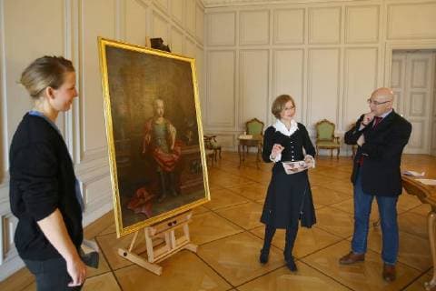 Bildnis Kurfürst Carls Theodor Mannheim. 14.12.17 Barockschloss Mannheim. Der künftige Herrscher im Alter von acht Jahren: Das rare Bildnis des späteren Kurfürsten Carl Theodor, am Anfang des Jahres von den Staatlichen Schlösser und Gärten Baden-Württemberg erworben, ist jetzt frisch restauriert in Schloss Mannheim zu erleben. Michael Hörrmann, der Geschäftsführer der Staatlichen Schlösser und Gärten, stellte das Gemälde aus dem 18. Jahrhundert heute gemeinsam mit Dr. Uta Coburger (m), der zuständigen Konservatorin der Staatlichen Schlösser und Gärten, sowie der Restauratorin Elisabeth George (li) bei einem Ortstermin im Schloss vor. , Mannheim Baden-Württemberg Deutschland