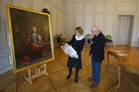 Bildnis Kurfürst Carls Theodor Mannheim. 14.12.17 Barockschloss Mannheim. Der künftige Herrscher im Alter von acht Jahren: Das rare Bildnis des späteren Kurfürsten Carl Theodor, am Anfang des Jahres von den Staatlichen Schlösser und Gärten Baden-Württemberg erworben, ist jetzt frisch restauriert in Schloss Mannheim zu erleben. Michael Hörrmann, der Geschäftsführer der Staatlichen Schlösser und Gärten, stellte das Gemälde aus dem 18. Jahrhundert heute gemeinsam mit Dr. Uta Coburger (m), der zuständigen Konservatorin der Staatlichen Schlösser und Gärten, sowie der Restauratorin Elisabeth George (li) bei einem Ortstermin im Schloss vor. , Mannheim Baden-Württemberg Deutschland