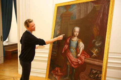 Bildnis Kurfürst Carls Theodor Mannheim. 14.12.17 Barockschloss Mannheim. Der künftige Herrscher im Alter von acht Jahren: Das rare Bildnis des späteren Kurfürsten Carl Theodor, am Anfang des Jahres von den Staatlichen Schlösser und Gärten Baden-Württemberg erworben, ist jetzt frisch restauriert in Schloss Mannheim zu erleben. Michael Hörrmann, der Geschäftsführer der Staatlichen Schlösser und Gärten, stellte das Gemälde aus dem 18. Jahrhundert heute gemeinsam mit Dr. Uta Coburger (m), der zuständigen Konservatorin der Staatlichen Schlösser und Gärten, sowie der Restauratorin Elisabeth George (li) bei einem Ortstermin im Schloss vor. , Mannheim Baden-Württemberg Deutschland