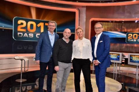 Günther Jauch, l-r, Horst Lichter, Barbara Schöneberger und Frank Plasberg posiert am 14.12.2017 in Hürth nach der Aufzeichung der ARD Show 2017 - Das Quiz - Sendetermin 28.12.2017 im Ersten. *** Günther Jauch for Horst Lichter Barbara Schöneberger and Frank Plasberg posing on 14 12 2017 in Hürth after the recording of the ARD Show 2017 The quiz Broadcast 28 12 2017 in the first