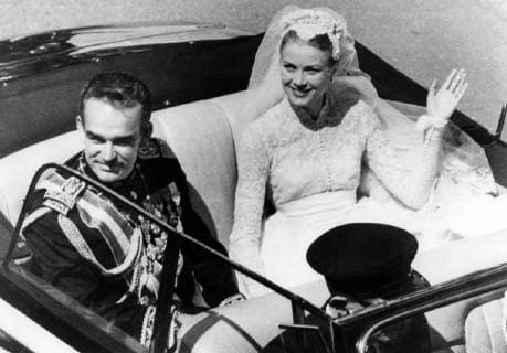 Marriage of Prince Rainier III and Grace Kelly Prince Rainier and Princess Grace smile happily as they drive through the streets of Monte Carlo in an open car this morning. 19 April 1956, Monaco Copyright: Topfoto  !ACHTUNG AUFNAHMEDATUM GESCHÄTZT! UnitedArchives0154058
