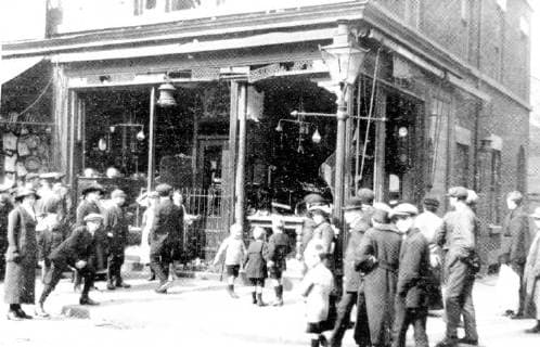 Liverpool , Liverpudlians avenge death of men lost on Lusitania , wreck German shop . 15 May 1915, Liverpool Merseyside United Kingdom England United Kingdom England Copyright: Topfoto  !ACHTUNG AUFNAHMEDATUM GESCHÄTZT! UnitedArchives1301853