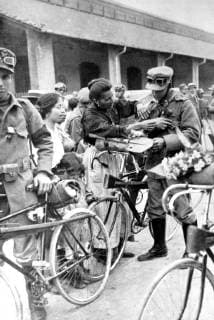Departure of volunteer cyclists from Rome . 1915, Italy Copyright: Topfoto  !ACHTUNG AUFNAHMEDATUM GESCHÄTZT! UnitedArchives1302294