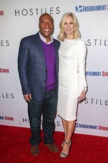 Byron Allen und seine Ehefrau Jennifer Lucas bei der Hostiles Film Premiere am 14.12.2017 in Beverly Hills, Los Angeles Hostiles Filmpremiere in Los Angeles, 2017