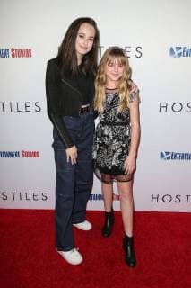Ava Cooper und ihre Schwester Stella Cooper bei der Hostiles Film Premiere am 14.12.2017 in Beverly Hills, Los Angeles Hostiles Filmpremiere in Los Angeles, 2017