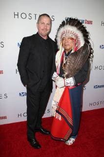 Bilder des Tages Christian Bale und Christian Bale und Chief Phillip Whiteman Jr. bei der Hostiles Film Premiere am 14.12.2017 in Beverly Hills, Los Angeles Hostiles Filmpremiere in Los Angeles, 2017