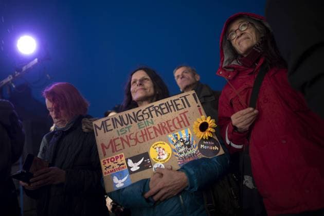 Ken Jebsen Kundgebung DEU, Deutschland, Germany, Berlin, 14.12.2017 Demonstranten mit Schild Meinungsfreiheit ist Menschenrecht auf der Demonstration und Kundgebung in Solidaritaet fuer den Verschwoerungstheoretiker und und ehemaligen RBB-Moderator Ken Jebsen unter dem Motto fuer Presse- und Meinungsfreiheit vor der Volksbuehne in Berlin. Die Neue Rheinische Zeitung hat die Verleihung ihres Karls-Preises fuer engagierte Literatur und Publizistik an Ken Jebsen im Kino Bayblons gerichtlich durchgesetzt; Jebsen sagte die Teilnahme an der Preisverleihung jedoch ab. Schon im Vorfeld hatte die geplante Preisverleihung vom alternativen Karlspreis fuer viel Diskussion gesorgt. Berlins Kultursenator Klaus Lederer, Die Linke, hatte gegen sie interveniert, weil er darin einen Jahrmarkt der Verschwoerungsglaeubigen sieht Demonstrants with sign in sup