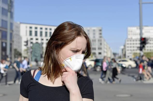 Frau mit Mundschutz young woman with protective mask MODEL RELEASED