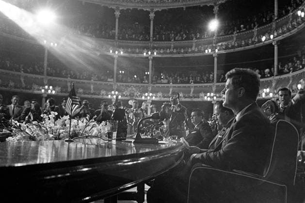 Kennedy as OAS conference San Jose Costa Rica - US President John F Kennedy sits at the conference table in the National Theatre here on 19 March 1963 as the Organisation of American States conference gets under way. President Ydigoras Fuentes of Guatamala sits on Mr Kennedy s right. To protect Latin American countries from Castro Communist subversion the presidents agreed to have a meeting of security officials at the Cabinet level within four weeks to plan measures to halt the flow of Communist money , propaganda , and arms from Cuba, San Jose Costa Rica Copyright: Topfoto  !ACHTUNG AUFNAHMEDATUM GESCHÄTZT! UnitedArchives1306588