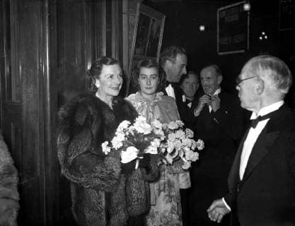 Nautical Occasion The Earl and Countess Mountbatten, with their daughter Lady Pamela, arriving at the Criterion Theatre for gala performance of Who is Sylvia ? , held in aid of the appeal for the society for Nautical research training ship Foudroyant 12 December 1950, United Kingdom England Copyright: Topfoto  !ACHTUNG AUFNAHMEDATUM GESCHÄTZT! UnitedArchives1309414
