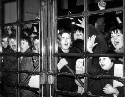 Beatlemania - 31 March 1964 Fans of The Beatles outside the doors of the Scala Theatre, London, England. Inside The Beatles were filming their first movie A Hard Day s Night , London United Kingdom England Copyright: Topfoto  !ACHTUNG AUFNAHMEDATUM GESCHÄTZT! UnitedArchives1309875