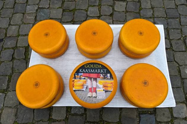 Gouda Käseräder Stapel auf dem Käsemarkt, Gouda, Niederlande *** Gouda cheese wheels piled up on the cheese market, Gouda, Netherlands