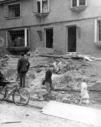 Home front 1940. Children in amongst the debris and rubble of Northfleet houses have been hit by German aerial bombs., London United Kingdom England Copyright: Topfoto  !ACHTUNG AUFNAHMEDATUM GESCHÄTZT! UnitedArchives1317195
