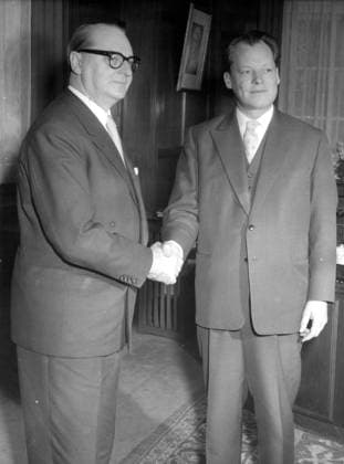 West German foreign minister Heinrich von Brentano shakes hands with West German Mayor Willy Brandt at city hall., Berlin Germany Copyright: Topfoto  !ACHTUNG AUFNAHMEDATUM GESCHÄTZT! UnitedArchives1323584