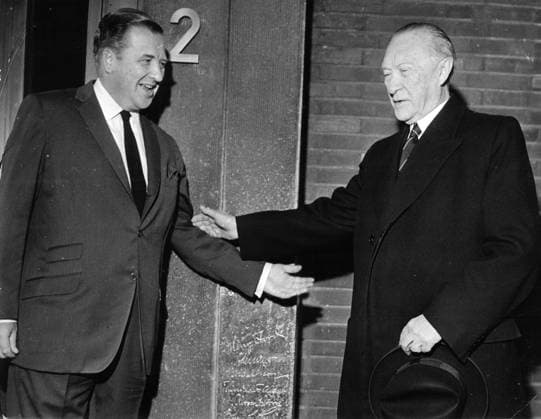 Adenauer attends Ford anniversary. West German Chancellor Konrad Adenauer (right) and Henry Ford II standby a pillar bearing the signatures of Adenauer and Henry Ford I (centre bottom), as the two met here during ceremonies commemorating the 30th anniversary of the Cologne Ford works. 10. October 1960, Germany Copyright: Topfoto  !ACHTUNG AUFNAHMEDATUM GESCHÄTZT! UnitedArchives1324835