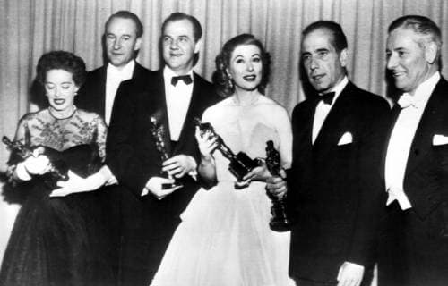OSCARS. Bester Nebendarsteller. Preisträger 1951-1960 At an academy awards dinner, are some of the people who took part in the annual event. Left-to-right: bette Davis, who accepted best supporting actress award for Kim Hunter; George Sanders, who made best supporting actor award to Karl Malde; Karl Malden; Greer Garson, who accepted best actress award for Vivien Leigh; Humphrey Bogart, who received Best actor award; and Ronald Colman, who made the presentations for best supporting actor award. 20 March 1952, Hollywood California United States Copyright: Topfoto  !ACHTUNG AUFNAHMEDATUM GESCHÄTZT! UnitedArchives1325120
