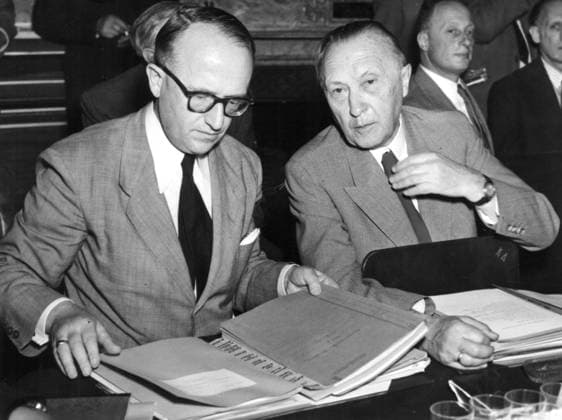 Secretary of State for foreign affairs, Walter Hallstein and Chancellor Konrad Adenauer. 23 July 1952, Paris France Copyright: Topfoto  !ACHTUNG AUFNAHMEDATUM GESCHÄTZT! UnitedArchives1325691
