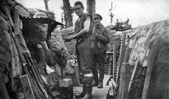 French Canadians in the trenches trying to keep coll through the hot days in France . The hot weather of the past few days has rendered a radical alteration in dress essential for the hard-worked soldier . The French Canadians , being less conventional than others , have solved the problem in the manner indicated in this photo . In this case , the trench in which the view was taken was very scientifically constructed - in addition to the sand-bag ramparts and the corrugated iron shelter , the floor of the trench was kept dry by reason of the wooden pathway down the centre and the excellent siting of the position . 5 August 1916, France Copyright: Topfoto  !ACHTUNG AUFNAHMEDATUM GESCHÄTZT! UnitedArchives1326429