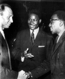 Soviet Russia s Kuznetsov (left) shakes hands with Congo s representative and Deputy Premier Antoine Gizenga at the United Nations. In the centre is the Congo s representative; Thomas Kanza. Later the three conferred. UN Secretary-General Dag Hammarskhold told the Security Council that the situation was no longer a danger to world peace. 21 August 1960, New York City New York United States Copyright: Topfoto  !ACHTUNG AUFNAHMEDATUM GESCHÄTZT! UnitedArchives1326623