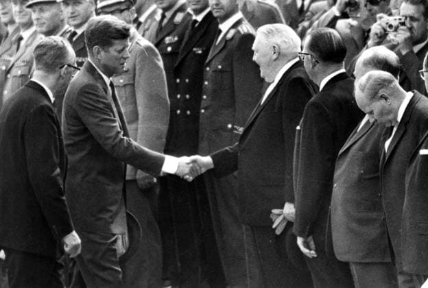 President John Fitzgerald Kennedy shakes hands with German Economic Minister Ludwig Erhard, designated Chancellor when Adenauer retires from his office later this year. Standing behind are other members of the Adenauer Cabinet (left to right) Dr. Rolf Dahlgruen, Werner Schwarz and Theodor Blank (bendhing head). 23 June 1963, Bonn Germany Copyright: Topfoto  !ACHTUNG AUFNAHMEDATUM GESCHÄTZT! UnitedArchives1326940