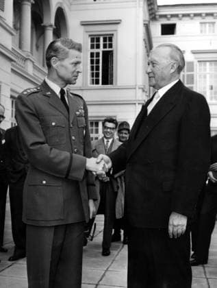 General Lauris G. Norstad, supreme Commander of NATO forces in Europe, shakes hands with German Chancellor Konrad Adenauer on the terrace of the latter s office of Palais Schaumburg. 20 March 1957, Bonn Germany Copyright: Topfoto  !ACHTUNG AUFNAHMEDATUM GESCHÄTZT! UnitedArchives1331086