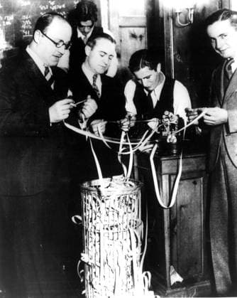 The stock market crash in 1929. Money traders watch the ticker tape following the Wall Street Crash in the USA in 1929., Checked United States Copyright: Topfoto  !ACHTUNG AUFNAHMEDATUM GESCHÄTZT! UnitedArchives1333831