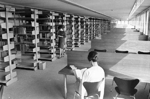 Designklassiker von Arne Jacobsen This is the interior view taken of the new University Library Building of the Universty of Warwick , Coventry . The new library will be open to readers late in September . The library is of the most modern design ; has reading places for 1250 and includes private studies , Coventry , Warwickshire , England . 26 September 1966 *** Local Caption *** 373703, United Kingdom England Copyright: Topfoto  !ACHTUNG AUFNAHMEDATUM GESCHÄTZT! UnitedArchives1336024
