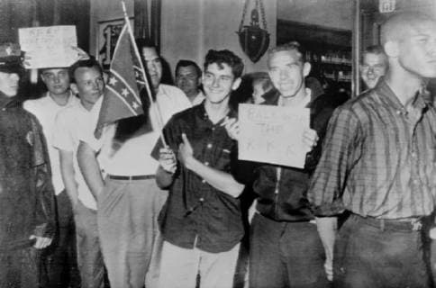 IMAGO History, U.S. Bürgerrechtsbewegung: 1954-1968 Bring back the Klu Klux Klan . Greensboro , North Carolina : White youths are pictures carrying signs here yesterday when they integrated the march of thousands of negro demonstrators . The slogans called for the return of the KKK - the Klu Klux Klan . 23 May 1963, United States Copyright: Topfoto  !ACHTUNG AUFNAHMEDATUM GESCHÄTZT! UnitedArchives1339159