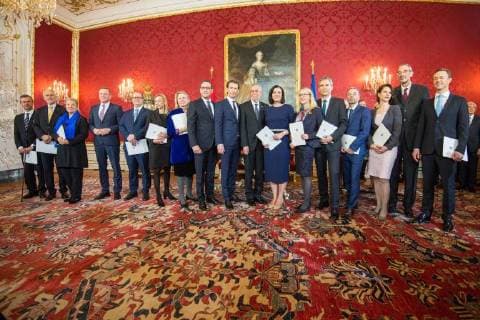 Bilder des Tages - Wien 18.12.2017 - Die neue österreichische ÖVP-FPÖ Bundesregierung wurde heute in der Bundespräsidentschaftskanzlei der Hofburg vom Bundespräsidenten angelobt. PHOTO: Bundespräsident Alexander Van der Bellen (10vL Grüne) und die neuen Regierungsmitglieder Sebastian Kurz (9vL), Bundeskanzler (ÖVP), Heinz-Christian Strache (8vL) Vizekanzler, Sportminister (FPÖ), Gernot Blümel (R) Kanzleramtsminister (ÖVP), Juliane Bogner-Strauß (6vL), Frauenministerin, (ÖVP), Hartwig Löger (5vR), Finanzminister (ÖVP), Josef Moser (2vL) Justiz- Staatsreformminister (ÖVP), Heinz Faßmann (2vR), Bildungsminister (ÖVP), Herbert Kickl (4vR), Innenminister (FPÖ), Karoline Edtstadler (3vR) Staatssekretärin Innenministerium, Norbert Hofer (L), Infrastrukturminister (FPÖ), Karin Kneissl (7vL), Außenministerin (Parteilos,), Beate Hartinger (3vL), Gesundheit 