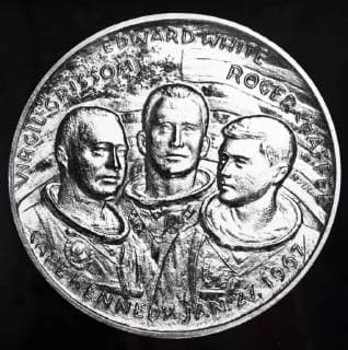 Medal commemorating the crew of Apollo 1, all three crew members—Command Pilot Virgil I. Gus Grissom, Senior Pilot Edward H. White II, and Pilot Roger B. Chaffee during a launch rehearsal test. Dated 20th century 917_05_WHA_106_0261