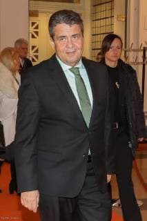Hannover, 19.12.2017, HCC, Verleihung Leibniz Ring an Hans Georg Näder, Chef des Medizintechnik- und Prothesenherstellers Otto Bock aus Duderstadt (Kreis Göttingen), Sigmar Gabriel ,